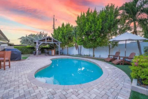 Heated Pool Villa-Walk to Beach-Tiki Bar-Sleeps 8